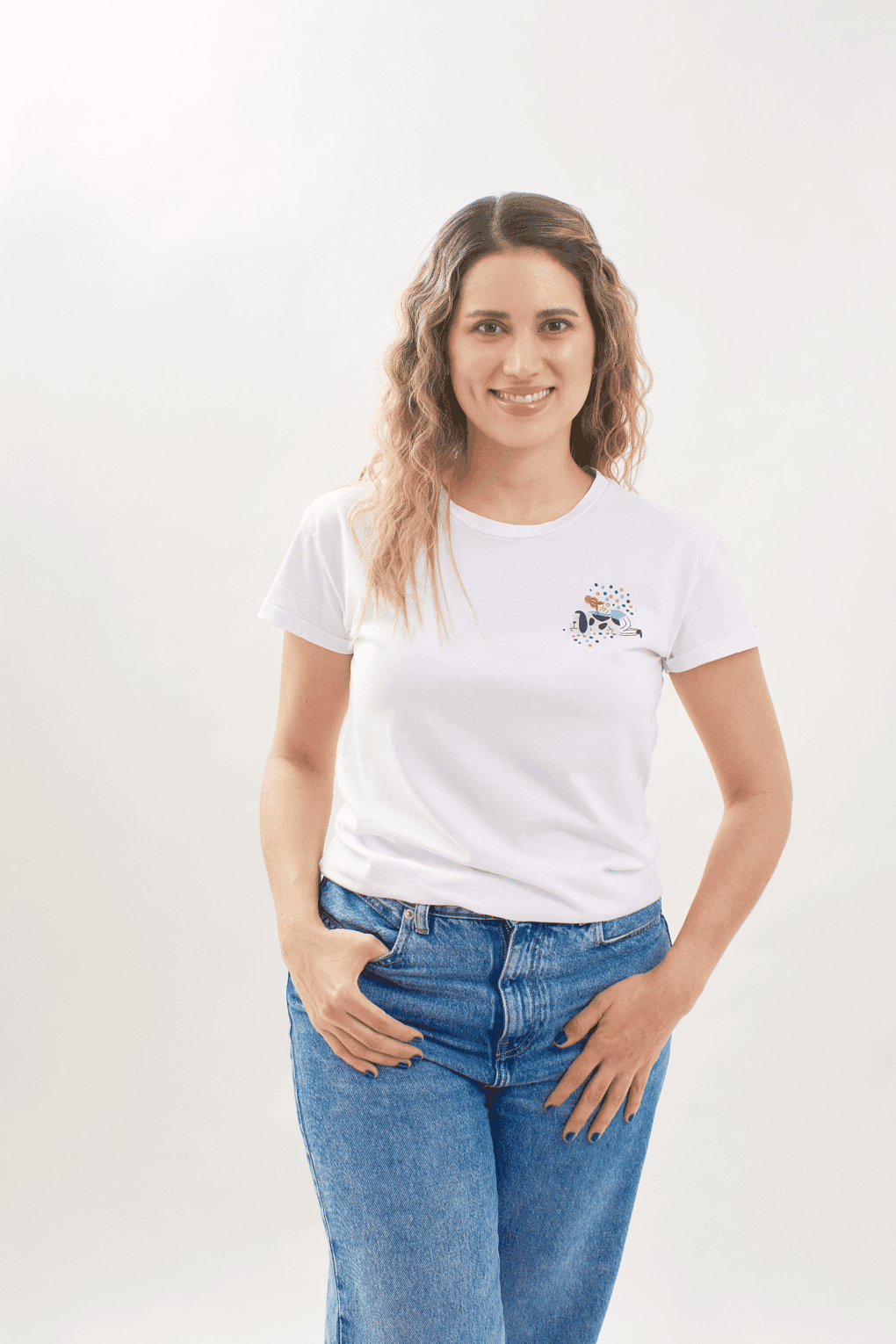 WHITE T-SHIRT DOG MOM